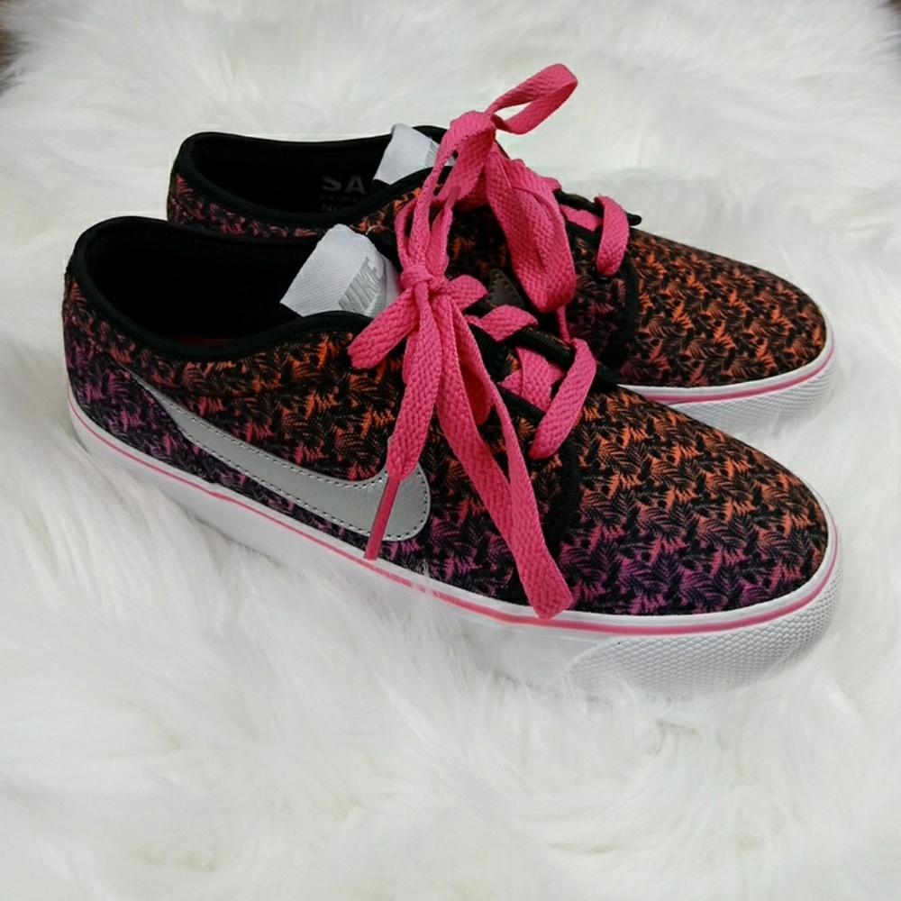 NWOT Nike Toki Low Canvas girl's shoes Size:Y3.5